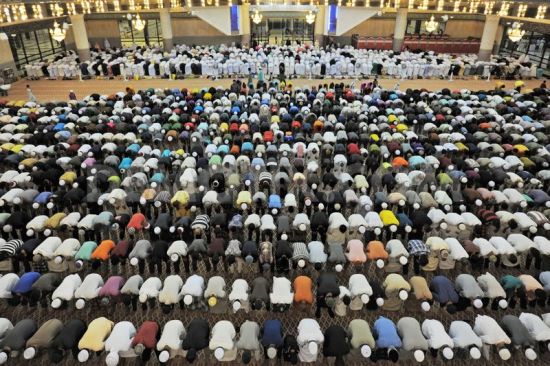 1434605630-malaysian-muslims-perform-first-taraweeh-prayer-in-kuala-lumpur_7887421 (1)